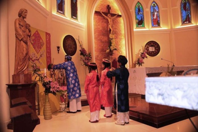 Lòng đạo đức bình dân trong Công giáo được thể hiện ra sao?