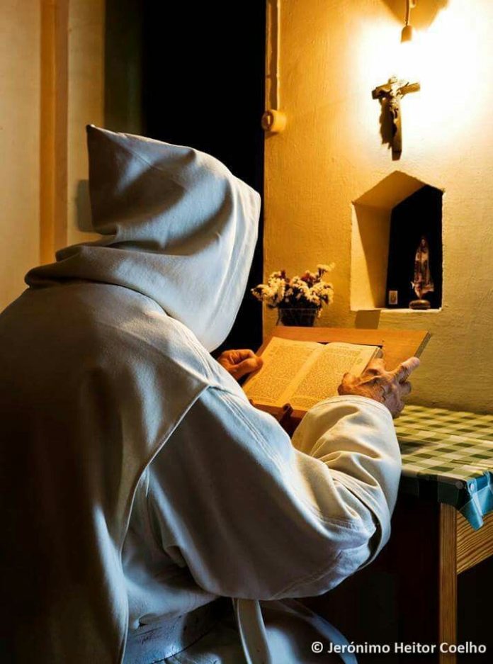 Tại Sao Các Linh Mục Và Tu Sĩ Đọc Kinh Nhật Tụng Mỗi Ngày?